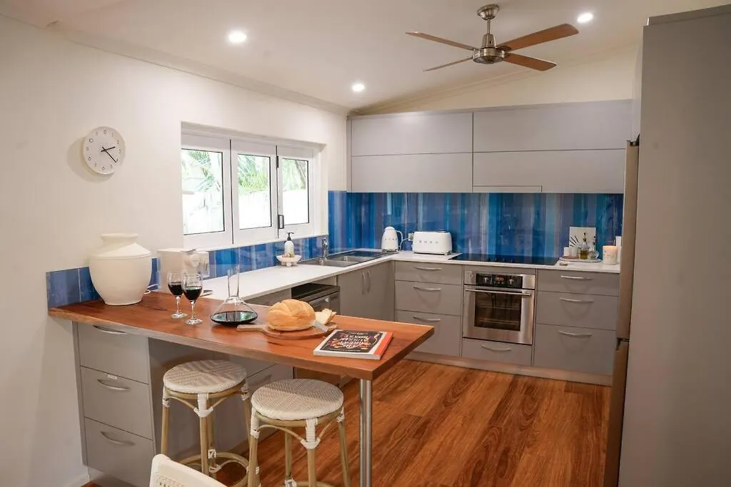 Four Palms, 8 Min Walk To Beach- Pet Friendly Trinity Beach Holiday home