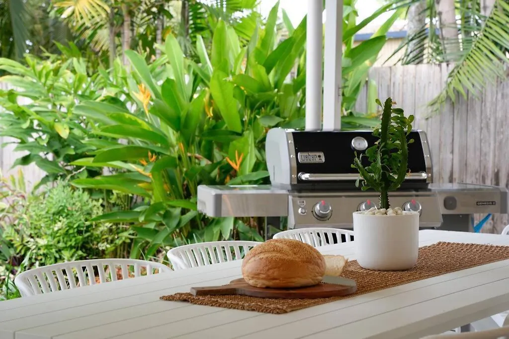 Four Palms, 8 Min Walk To Beach- Pet Friendly Trinity Beach Holiday home
