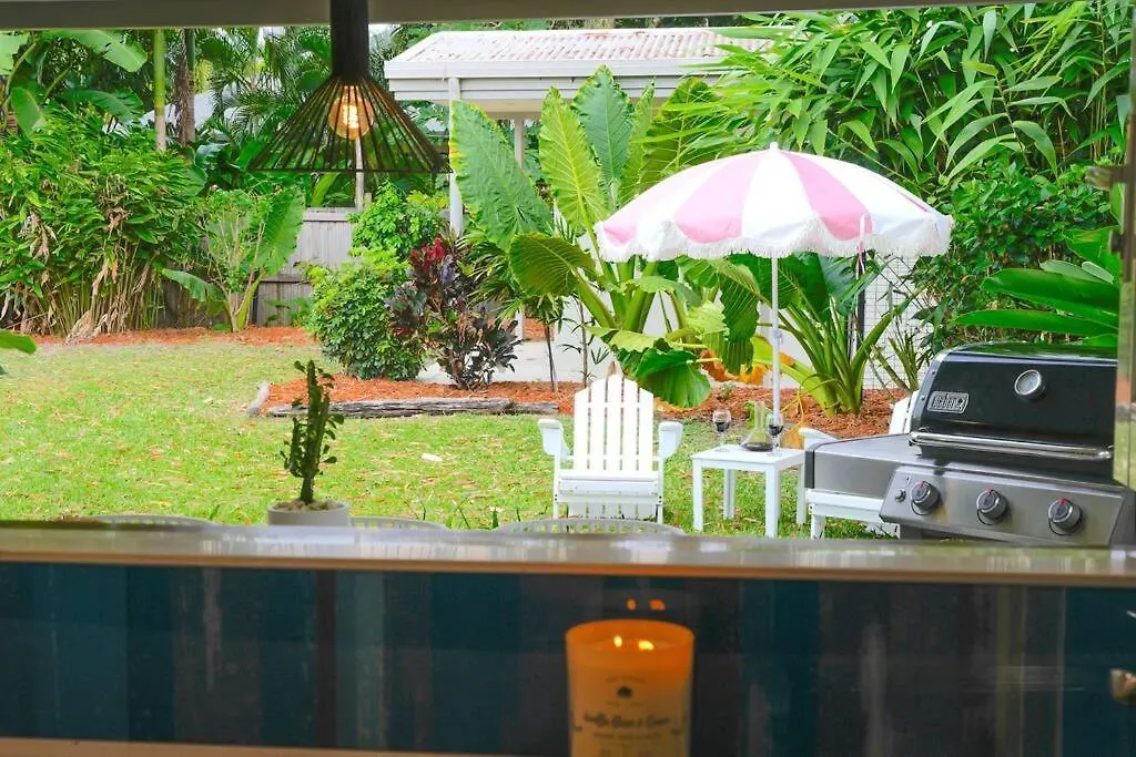 Four Palms, 8 Min Walk To Beach- Pet Friendly Trinity Beach Holiday home