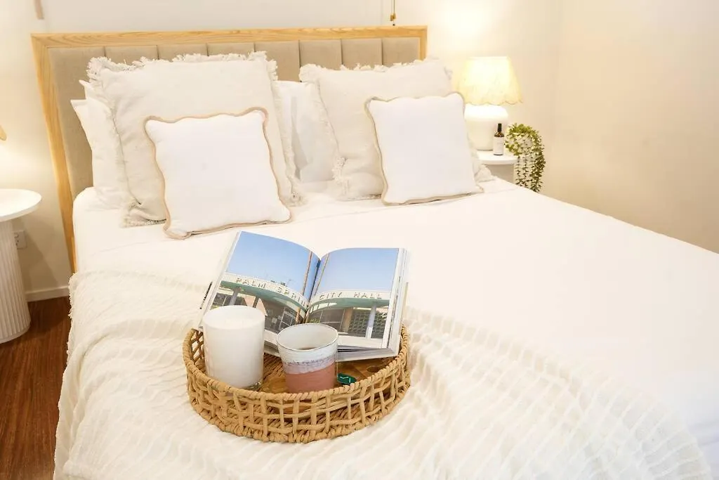 Four Palms, 8 Min Walk To Beach- Pet Friendly Trinity Beach Holiday home